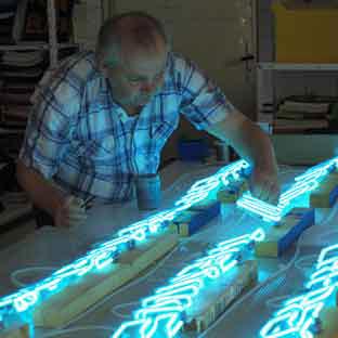 Beispiel Leuchtreklame Berlin 001 - aus Neon gefertigte 3D Buchstaben - Klarglas blau leuchtend
